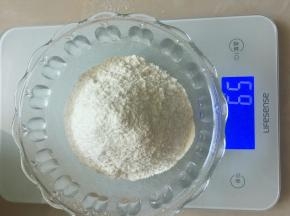 低筋面粉过筛称出