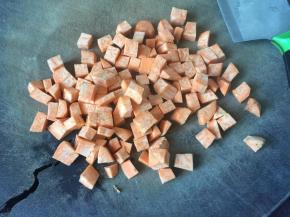 红薯去皮切成小丁