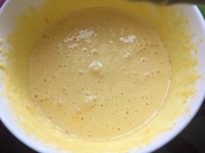 白砂糖加入蛋黄中用打蛋器打至蓬松