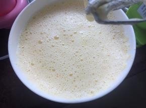 加入纯牛奶搅拌均匀