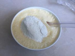 然后加入低筋面粉用刮刀搅拌至完全无颗粒