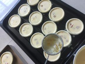 通过网筛倒入蛋挞液