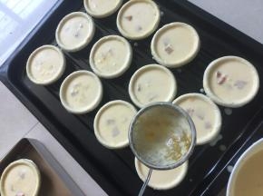 通过网筛倒入蛋挞液