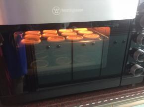 然后放入预热好的烤箱中层上下火210摄氏度烤20分钟