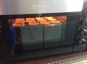 然后放入预热好的烤箱中层上下火210摄氏度烤20分钟