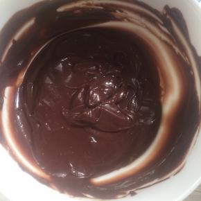 制作巧克力慕斯糊。先将吉利丁片用冰水泡软，然后将60克淡奶油，奶粉，黑巧克力，泡软的吉利丁片一起放入容器中，隔热水融化（水温不要超过50度）