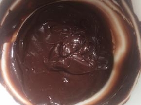 制作巧克力慕斯糊。先将吉利丁片用冰水泡软，然后将60克淡奶油，奶粉，黑巧克力，泡软的吉利丁片一起放入容器中，隔热水融化（水温不要超过50度）