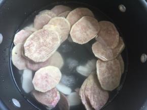 然后将红薯山药放入锅里加入适量清水和冰糖一起煮开后转小火煮10分钟即可