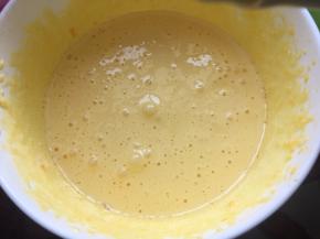 然后加入纯牛奶搅拌均匀