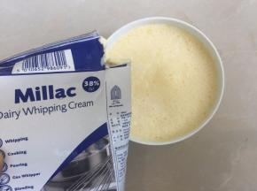 倒入奶油搅拌均匀