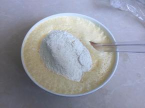 最后加入低筋面粉搅拌均匀
