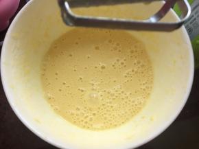 蛋黄加入白砂糖用打蛋器打蓬松