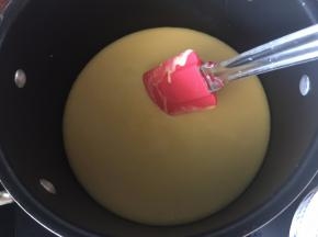 然后将搅拌均匀的蛋黄糊倒入锅里煮开，边煮边搅拌