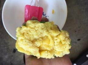 在包入煮好的蛋黄馅