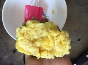 在包入煮好的蛋黄馅