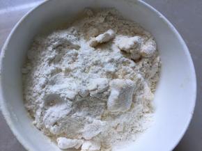 低筋面粉和高筋面粉加入室温软化的黄油搅拌均匀