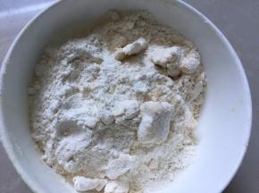 低筋面粉和高筋面粉加入室温软化的黄油搅拌均匀