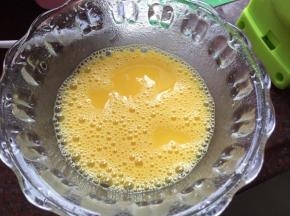 鸡蛋稍微打散