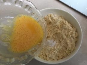 倒入鸡蛋液
