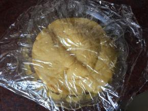 然后盖上保鲜膜放入冰箱冷藏半小时