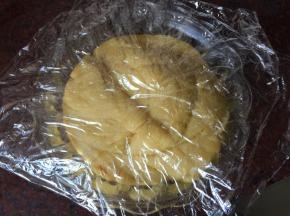 然后盖上保鲜膜放入冰箱冷藏半小时