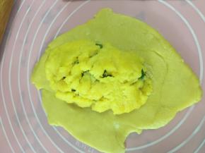 然后取一张酥皮放在水果馅底下