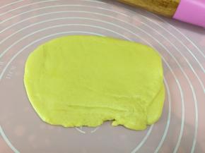 取出酥皮用擀面杖折叠擀平