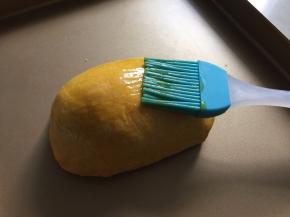 表面刷上蛋黄液