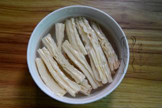 腐竹提前2小时用冷水浸泡