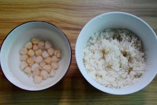 大米淘洗后加盐、油拌匀腌制一会儿；瑶柱洗净浸泡