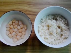 大米淘洗后加盐、油拌匀腌制一会儿；瑶柱洗净浸泡