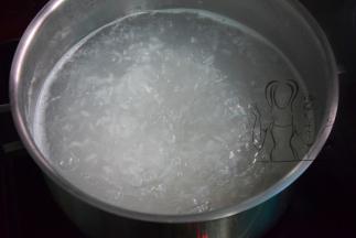 锅中加适量水，倒入大米煮粥，约30分钟