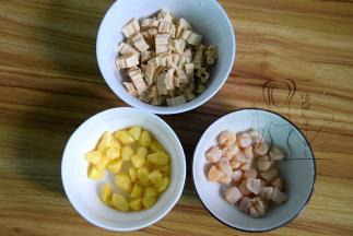 泡好的腐竹切小粒；泡过的瑶柱可以捏碎或整粒