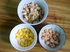 泡好的腐竹切小粒；泡过的瑶柱可以捏碎或整粒