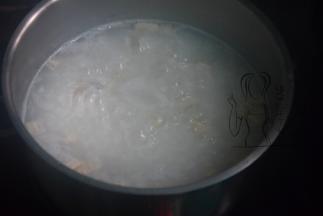 加入白果、腐竹和瑶柱再煮20分钟，最后加点盐油调味就好了。