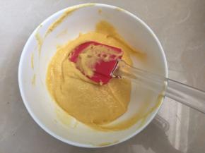 蛋黄加入植物油搅拌均匀后加入纯牛奶搅拌均匀再加入面粉搅拌均匀