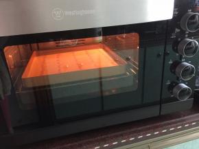 然后倒入烤盘中震泡两下放入预热好的烤箱中层以190摄氏度烤30分钟