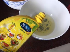 蛋黄蛋白分离后在蛋白中滴入几滴柠檬汁，用打蛋器打至蛋白霜起鱼眼