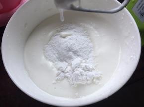 倒入剩余的糖粉和玉米淀粉打发至硬性发泡