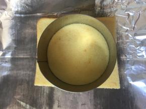 蛋糕做好后用模具印出形状，底下用锡纸包住