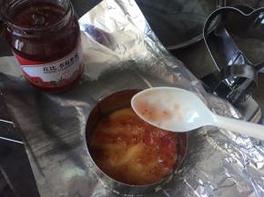 然后勺入草莓酱