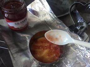 然后勺入草莓酱