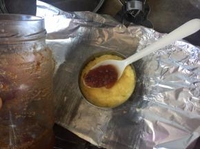 勺入奶黄，再勺入自制的山楂果酱