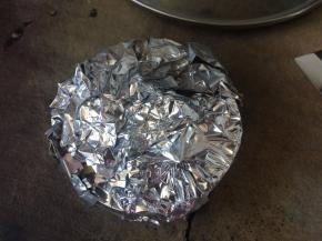 锡纸包住全部蛋糕后放入冰箱冷藏半小时