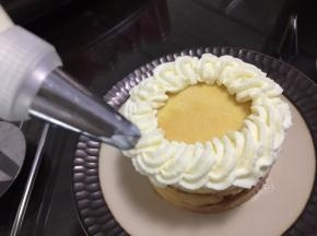 冷藏后取出挤入奶油