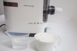 准备65ml水 1杯面粉大概100g，这个量大概1-2人吃，不是很多的，