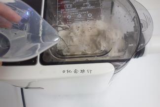 一点点慢慢加水,水里可放一小勺盐让面团更劲道