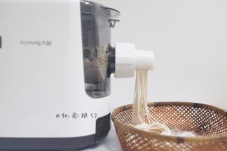 5、	九阳面条机三分钟就出面又快又省心，面条根根分明，撒一点点粉 其实水分合适不撒也没什么关系，面条机是下出面不容易黏连