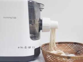 5、	九阳面条机三分钟就出面又快又省心，面条根根分明，撒一点点粉 其实水分合适不撒也没什么关系，面条机是下出面不容易黏连