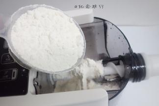 将100g面粉倒入九阳W3面条机然后盖上盖子
